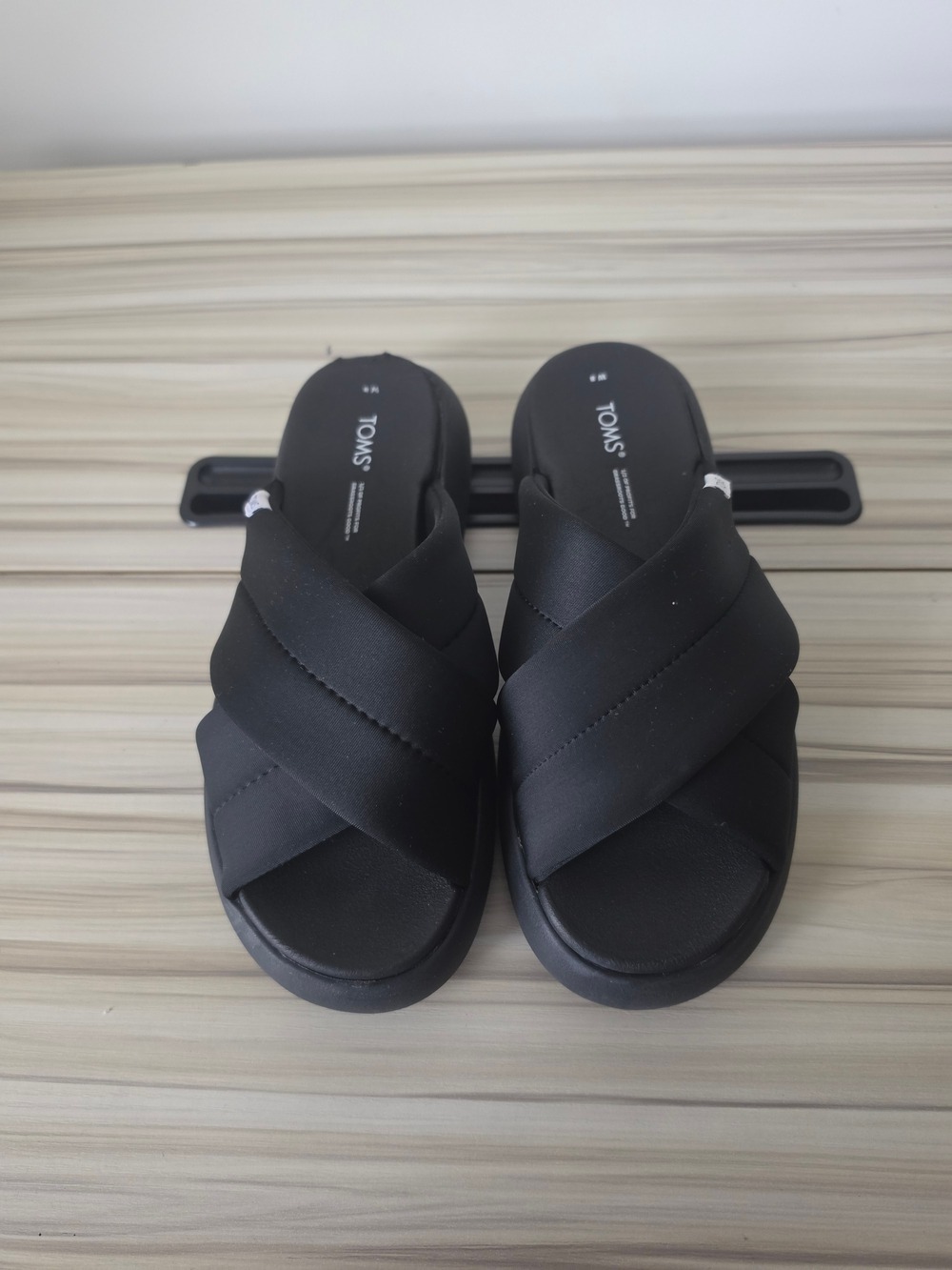 Toms Black Crossed-Strap Slide Sandals Size 8 - Picture 5 of 9